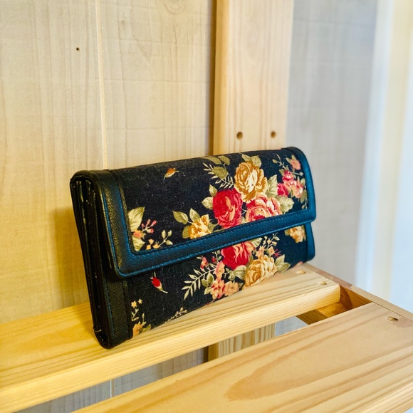 Trifold Floral Wallet - Picture 1 of 4